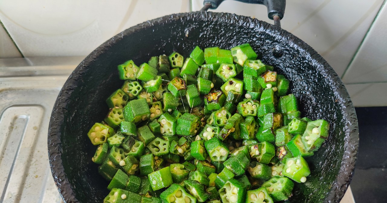 Okra to prawdziwy przysmak Hiszpanów i Portugalczyków. Można ją jeść na surowo lub po obróbce termicznej /123RF/PICSEL