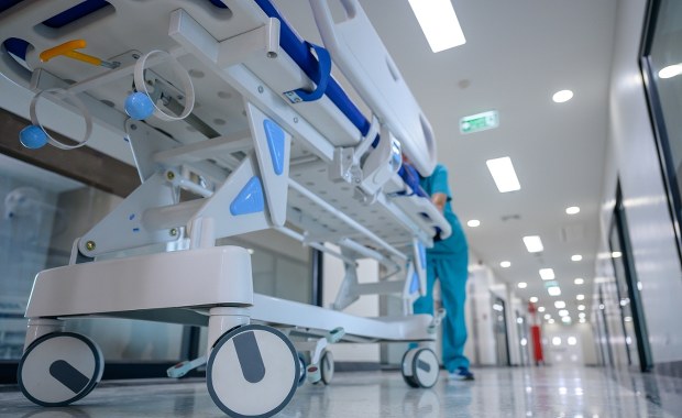 "Okradają pacjentów w biały dzień". Oburzenie po ujawnieniu listu resortu zdrowia