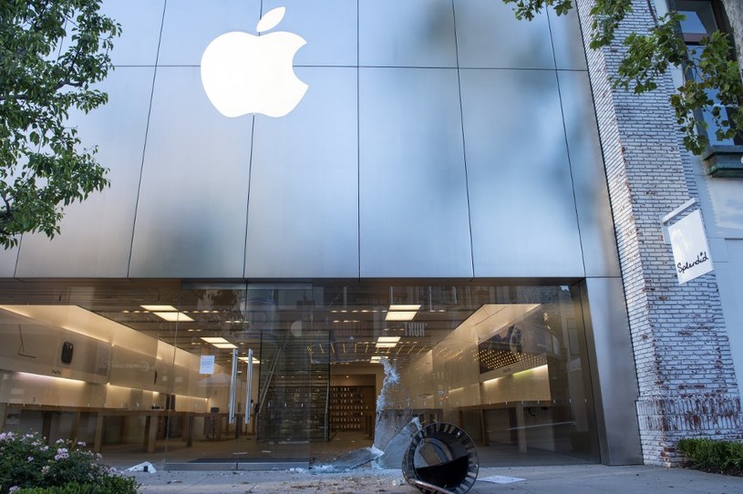 Okradziony i zniszczony salon Apple w Los Angeles /AFP