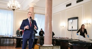 Okrągły Stół znika z Pałacu Prezydenckiego. Nawrocki: Nie można go idealizować