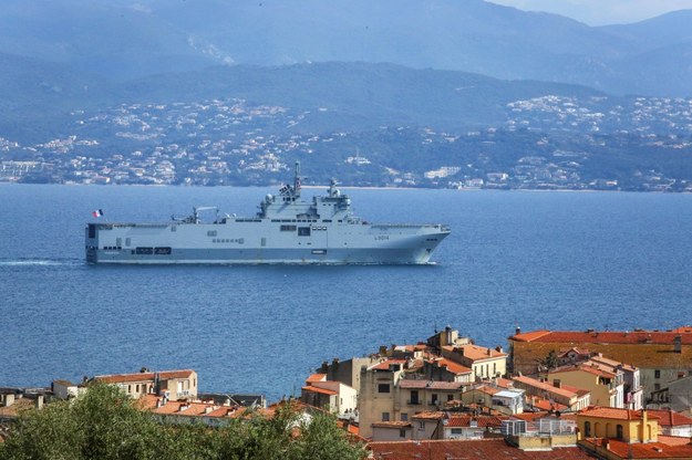 Okręt francuskiej marynarki wojennej  Tonnerre na zdjęciu z 2020 roku /MICHEL LUCCIONI /PAP/EPA
