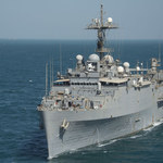 Okręt Navy z działem laserowym płynie do Zatoki Perskiej