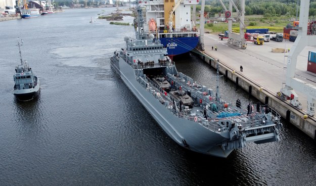 Okręt ORP Toruń podczas ćwiczeń Defender Europe22 w Szczecinie /	Marcin Bielecki   /PAP