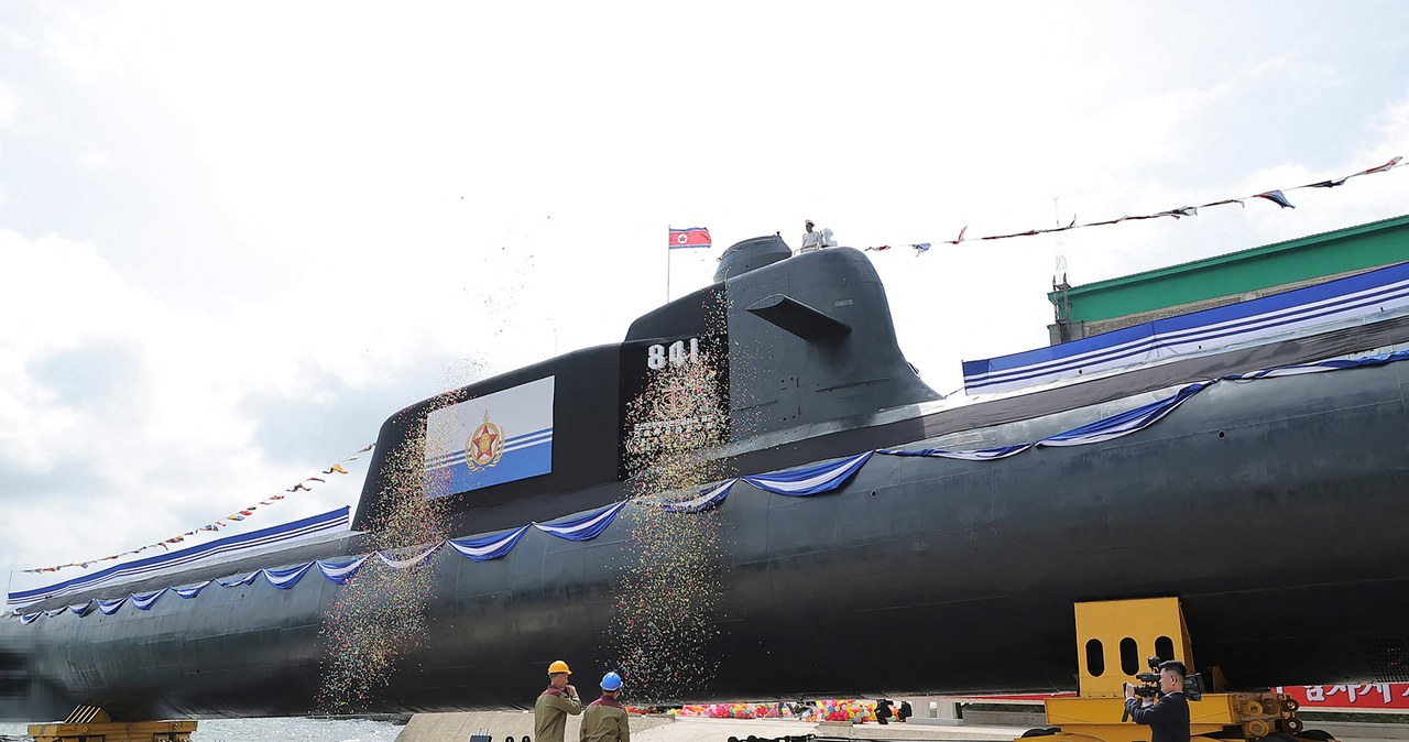 Okręt podwodny Hero Kim Kun Ok Korei Północnej podczas ceremonii wprowadzenia do służby. /STR / KCNA / VIA KNS / AFP / AFP /AFP