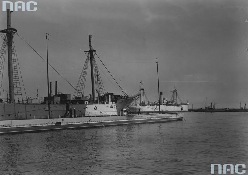 Okręt podwodny "Żbik" w porcie wojennym w czasie Święta Morza w 1932 roku. Za nim widoczne okręty: żaglowiec "Lwów" i ORP "Bałtyk" /Z archiwum Narodowego Archiwum Cyfrowego