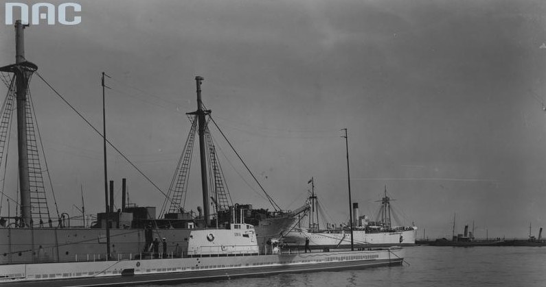 Okręt podwodny "Żbik" w porcie wojennym w czasie Święta Morza w 1932 roku. Za nim widoczne okręty: żaglowiec "Lwów" i ORP "Bałtyk" /Z archiwum Narodowego Archiwum Cyfrowego