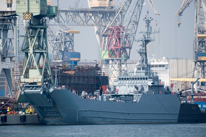 Okręt transportowo minowy ORP Toruń 825 /Wojciech Strozyk/ /East News