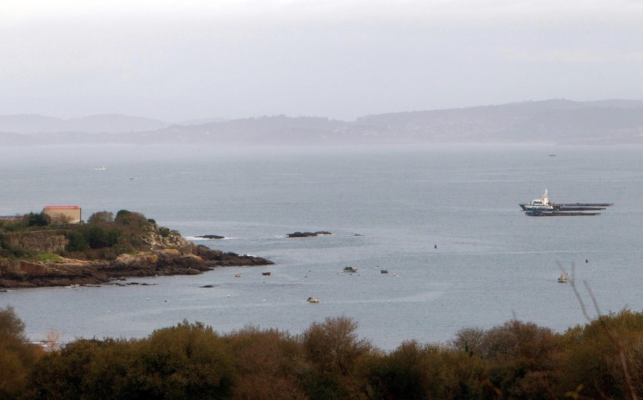 Okręt z braku paliwa osiadł na mieliźnie /EPA/Salvador Sas /PAP