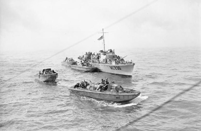Okręty eskorty musiały ratować komandosów znajdujących się na tonących barkach desantowych /Wikimedia Commons /materiały prasowe