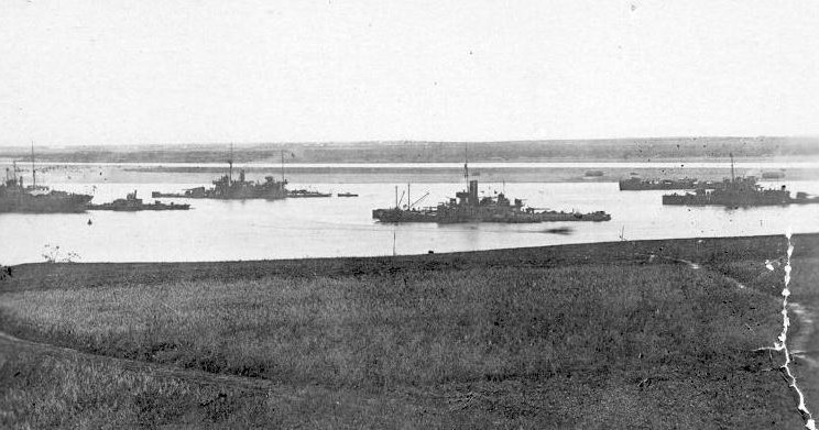 Okręty Flotylli Dwińskiej. Od lewej: okręt warsztatowy "Hyrebard", zdobyczny parowiec "Borodino", HMS "Humber", kanonierka HMS "Cicala", rzeczny tender wodnosamolotów i monitor M.31 /archiwum S. Zagórskiego /materiały prasowe