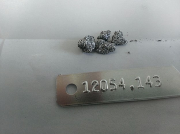 Okruchy zawierających ilmenit skał bazaltowych z Księzyca, przywiezione na Ziemię przez astronautów Apollo 12 /Maxwell Thiemens, 2019 /Materiały prasowe