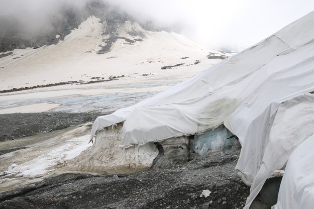 Okrywanie lodowca Stubai w Alpach Austriackich /Rachael Carver /Materiały prasowe