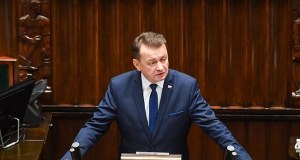 Okrzyki "dyktator!" w Sejmie. Błaszczak o pułkowniku Sienkiewiczu