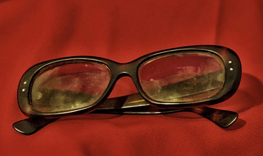 Okulary Pasoliniego na wystawie w muzeum kryminalistycznym /PAP/EPA/MUSEO CRIMINOLOGICO HANDOUT /PAP/EPA