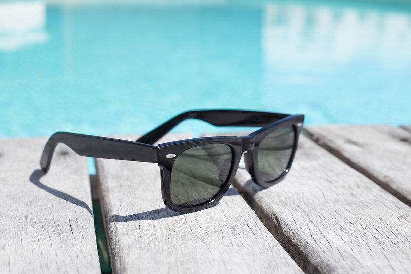 Okulary przeciwsłoneczne, które skutecznie chronią oczy przed szkodliwym promieniowaniem, kupisz w salonie optycznym /123RF/PICSEL
