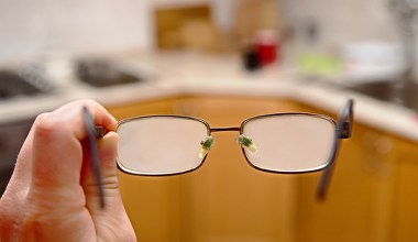 Okulary przestaną parować zimą. Wystarczy 1 rzecz z łazienki 