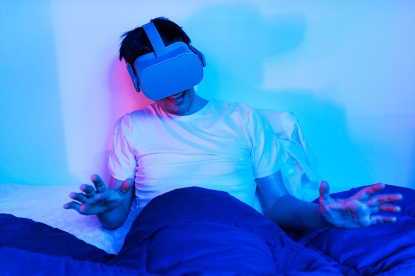 Okulary VR to fantastyczny gadżet, który pomoże się zrelaksować przed snem /123RF/PICSEL