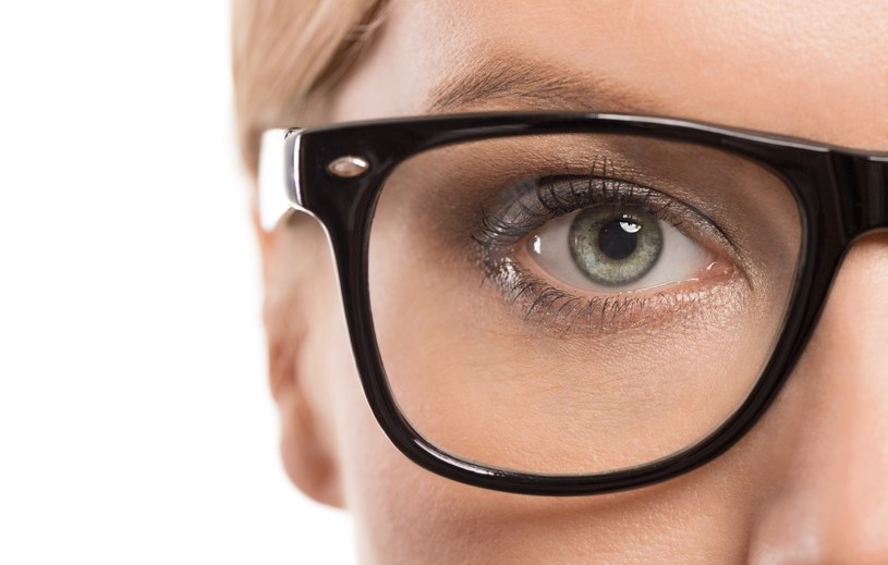 Okulary z powłoką antyrefleksową likwidują fałszywe obrazy i odblaski pochodzące z monitora, dzięki czemu zapewniają poprawę ostrości i kontrastu widzenia oraz zmniejszają zmęczenie oczu. /123RF/PICSEL