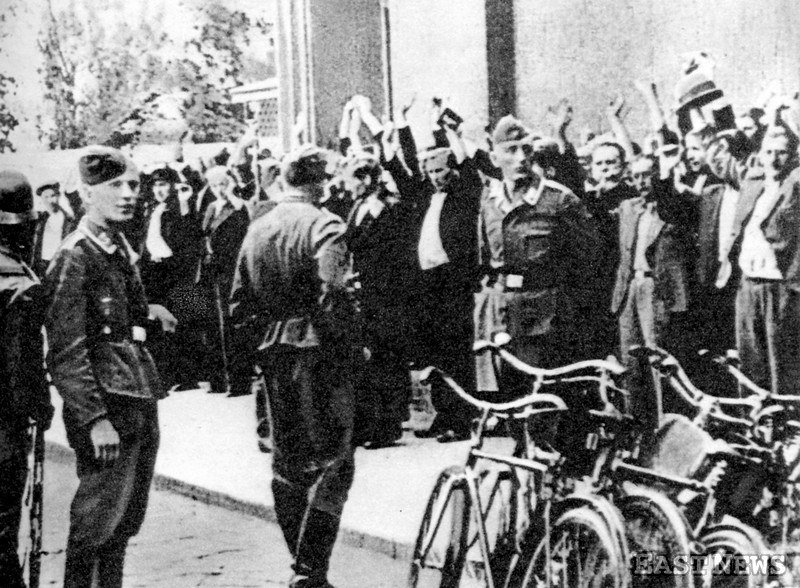 Okupacja niemiecka w Warszawie w czasie II wojny światowej: łapanka na ulicach miasta/GKBZHwP /East News