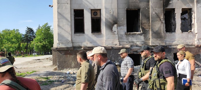 Okupacyjne władze zaprosiły gubernatora Sankt Petersburga do ruin zbombardowanego teatru w Mariupolu /andriyshTime /Telegram