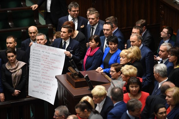 Okupujący od 16 grudnia salę plenarną posłowie Platformy Obywatelskiej prezentują "dekalog wolności". /PAP/Bartłomiej Zborowski /PAP