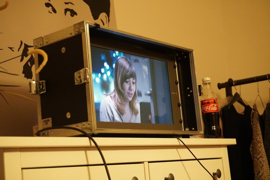 Ola otrzymała od pani Joli opłatek i kartkę z życzeniami /Szlachetna Paczka /Materiały prasowe