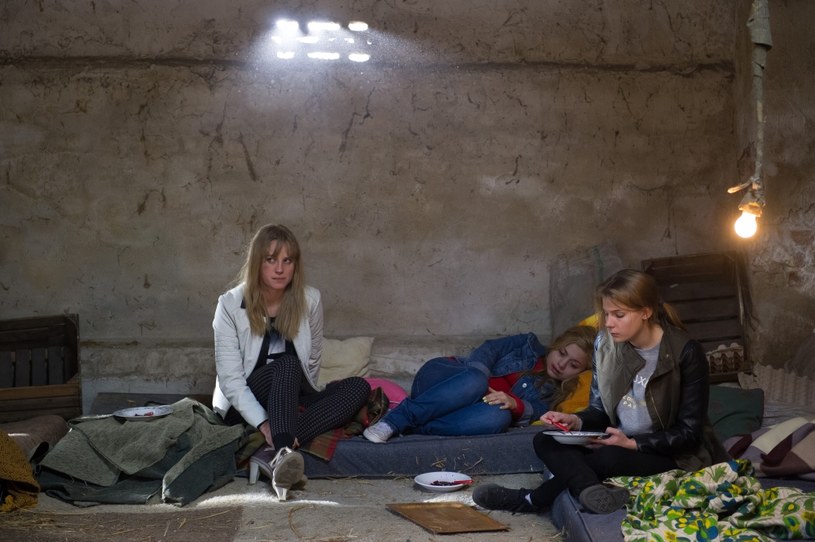 Ola z innymi dziewczynami jest przetrzymywana przez handlarzy ludźmi. Czy wyjdą cało z tej opresji? /x-news/Radek Orzeł /TVN