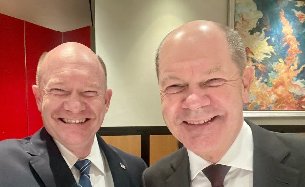 Olaf Scholz ma sobowtóra. To senator USA