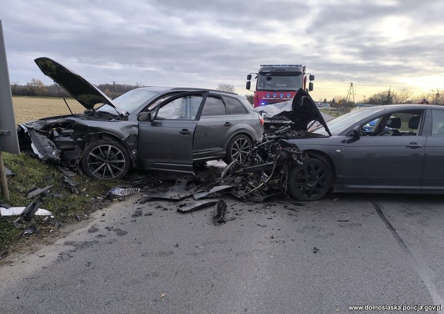 Oława: Kierowca citroena wyprzedzał na łuku, fot. policja Oława /