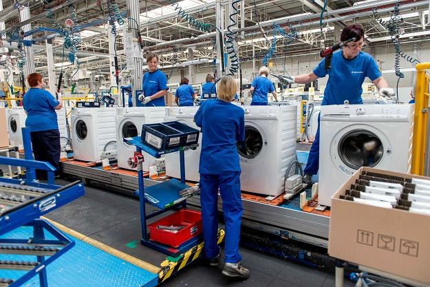 Oławska fabryka zatrudnia 1000 osób i produkuje rocznie 1,2 mln pralek /PAP
