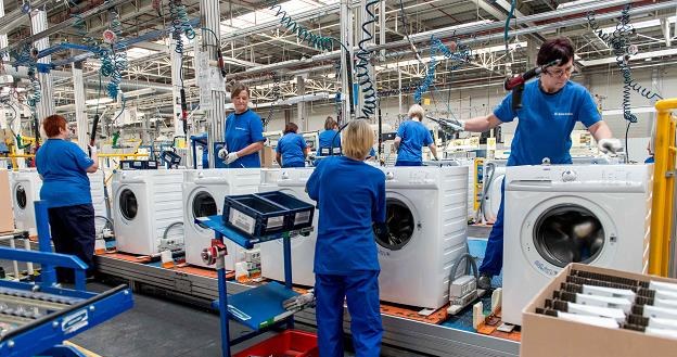 Oławska fabryka zatrudnia 1000 osób i produkuje rocznie 1,2 mln pralek /PAP