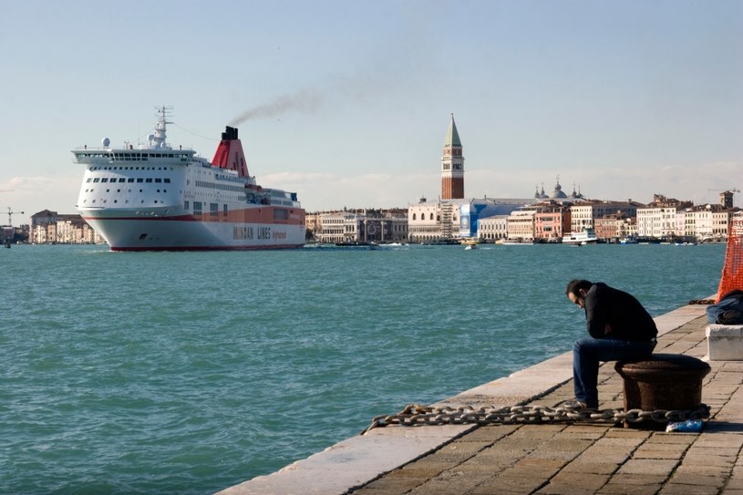 Olbrzymie statki, cumując w Wenecji, zasłaniały widok na miasto, dla którego przyjeżdżają tam miliony turystów rocznie /Massimo Di Nonno /Getty Images