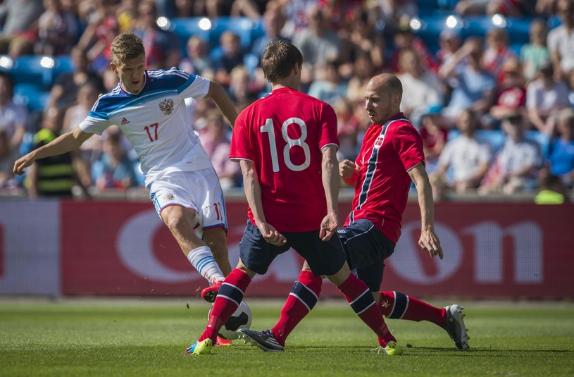 Oleg Szatow (z lewej) strzela gola dla Rosji w meczu z Norwegią /AFP