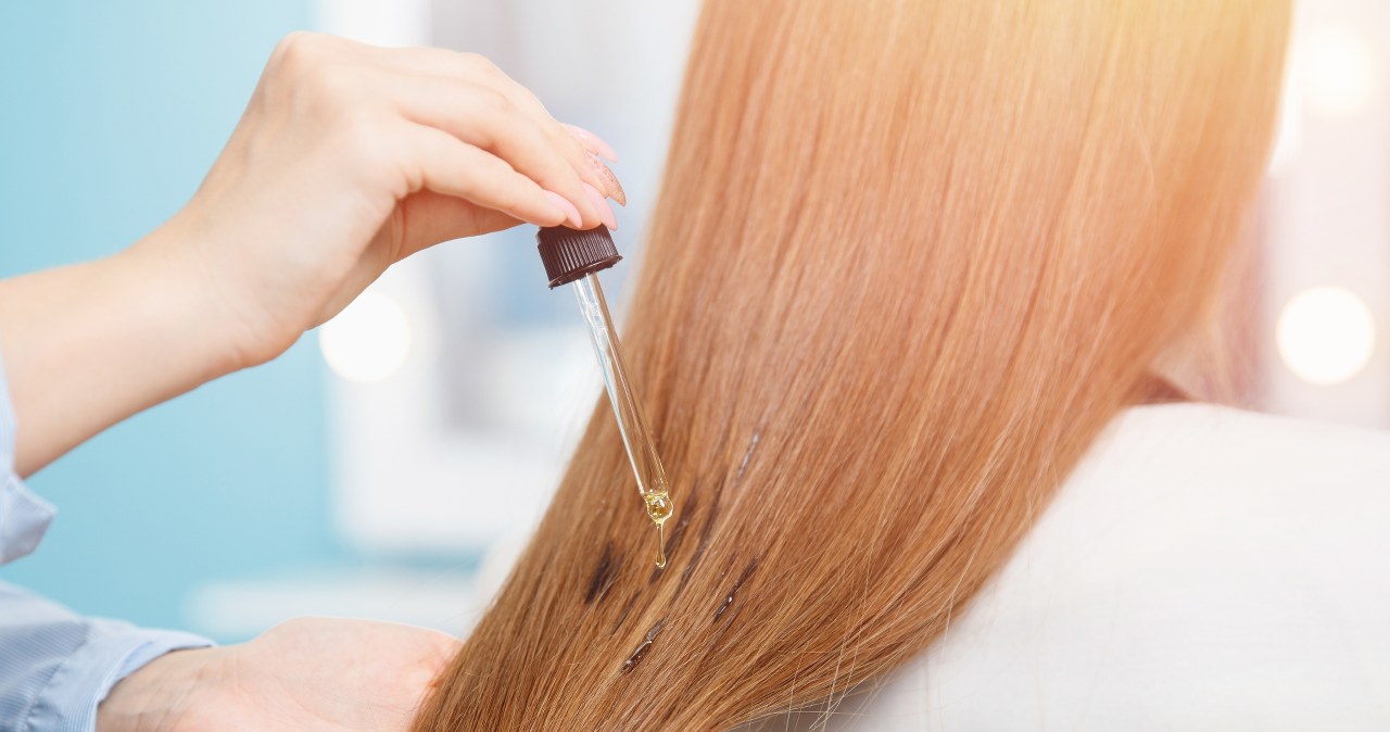 Olej jojoba nałożony na końcówki zabezpieczy je przed niszczeniem i maksymalnie wygładzi /123RF/PICSEL