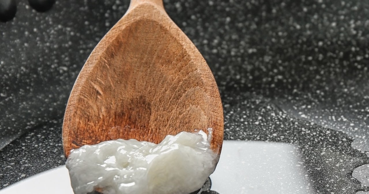 Olej kokosowy jest przydatny również poza kuchnią. Może pomagać usuwać osad, przez co zęby wyglądają na jaśniejsze /Pixel