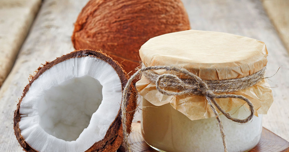 Olej kokosowy może posłużyć do wykonania naturalnego dezodorantu. Domowe kosmetyki cieszą się teraz ogromną popularnością. /123RF/PICSEL