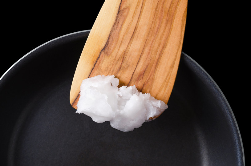 Olej kokosowy świetnie sprawdza się w kuchni, jako tłuszcz do smażenia potraw /123RF/PICSEL