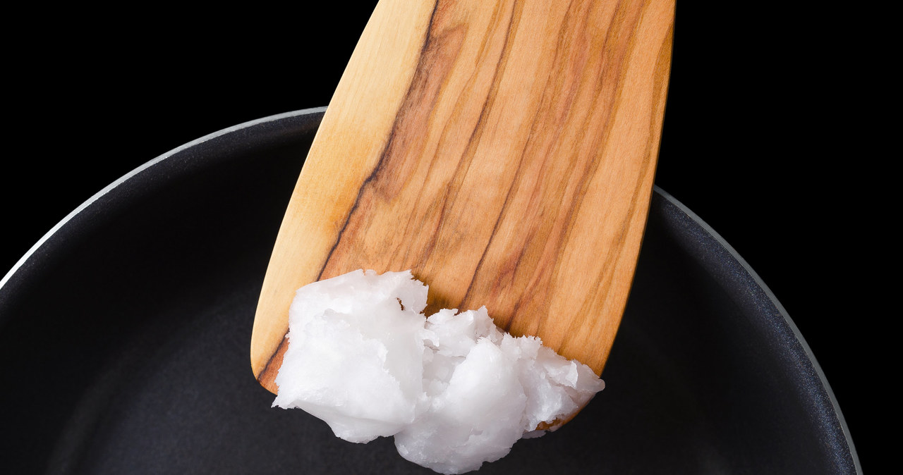 Olej kokosowy świetnie sprawdza się w kuchni, jako tłuszcz do smażenia potraw /123RF/PICSEL
