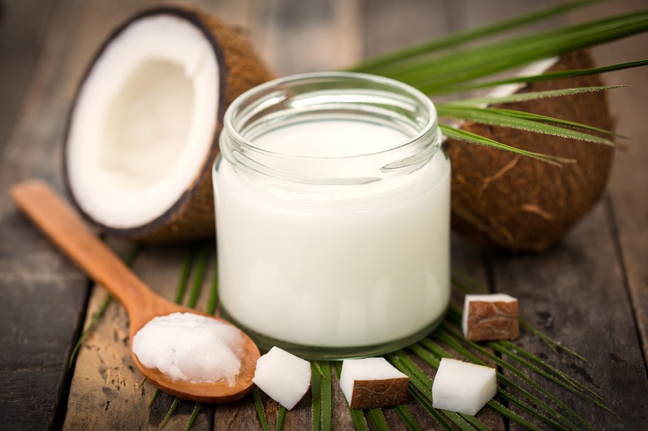 Olej kokosowy to wysokotłuszczowy, wysokokaloryczny produkt spożywczy, którego należy używać oszczędnie w swojej diecie. Zdj. ilustracyjne /Shutterstock