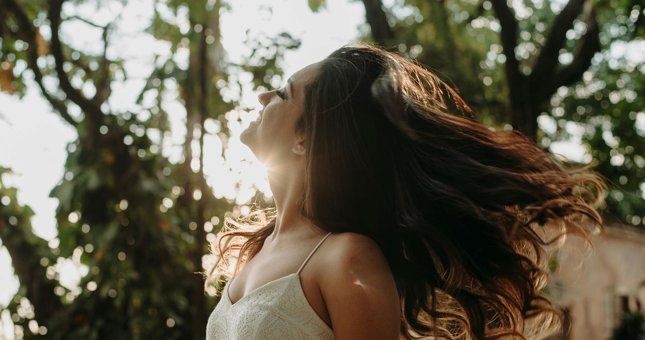 Olej łopianowy zagęści włosy i zapobiegnie ich wypadaniu /George Sistonen /pexels.com