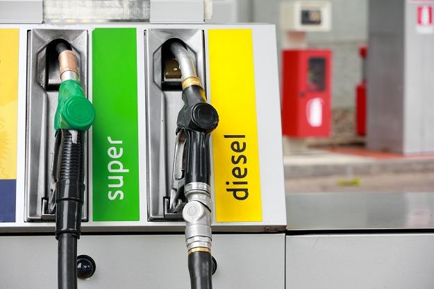 Olej napędowy pozostanie droższy od benzyny /&copy;123RF/PICSEL