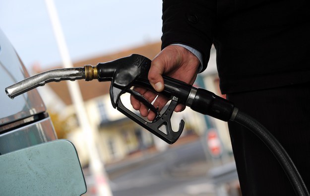 Olej napędowy wkrótce będzie droższy od benzyny /AFP
