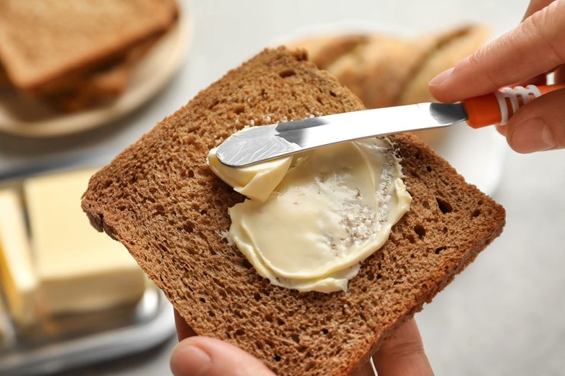 Olej palmowy dodaje się do wielu produktów spożywczych, szczególnie tych tanich /123RF/PICSEL