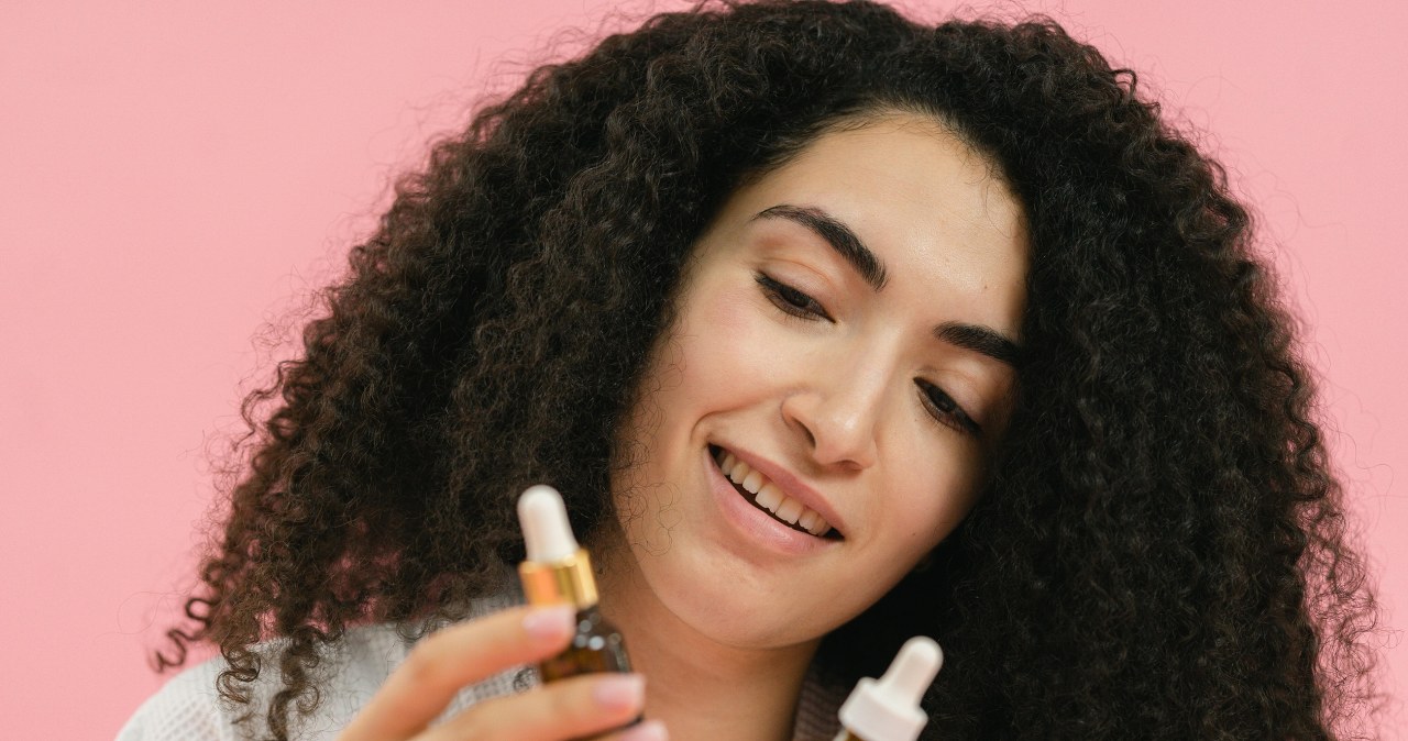 Olej rycynowy sprawi, że twarz stanie się wygładzona i nawilżona /SHVETS production /pexels.com