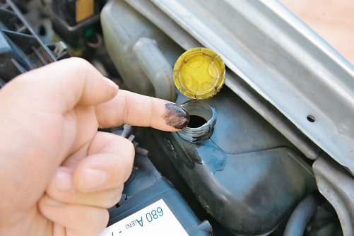Olej w układzie chłodzenia może oznaczać pęknięcie między kanałem olejowym i wodnym. /Motor