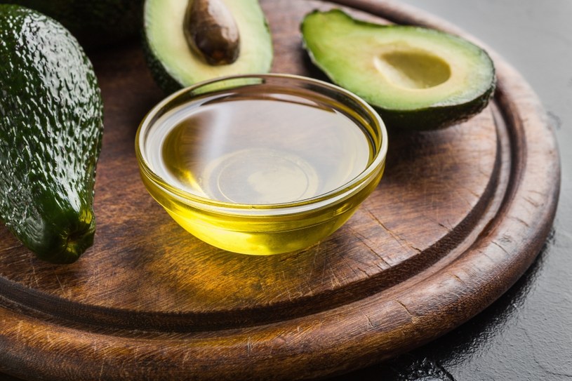 Olej z awokado może zastąpić w kuchni masło czy oliwę. Sprawdź, jakie korzyści przyniesie jego stosowanie /123RF/PICSEL