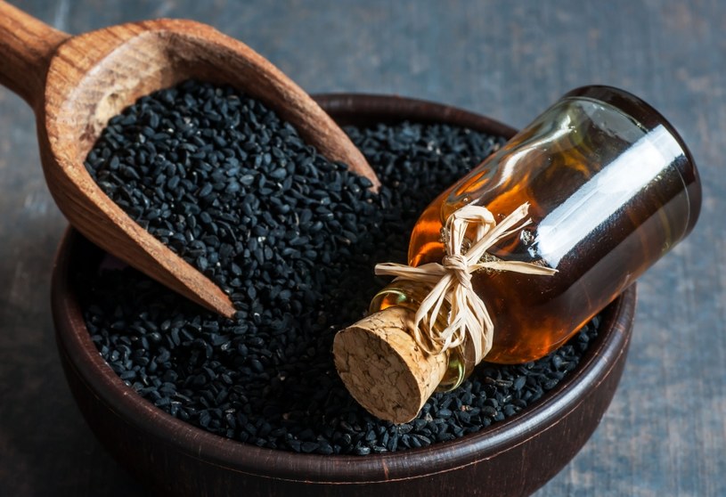 Olej z czarnuszki zawiera ważne dla organizmu kwasy: omega-3, omega-6 i linolowy /123RF/PICSEL