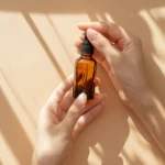 Olej z drzewa herbacianego to naturalny sposób na zdrową skórę, włosy i paznokcie. Kosztuje grosze