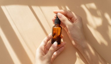 Olej z drzewa herbacianego to naturalny sposób na zdrową skórę, włosy i paznokcie. Kosztuje grosze