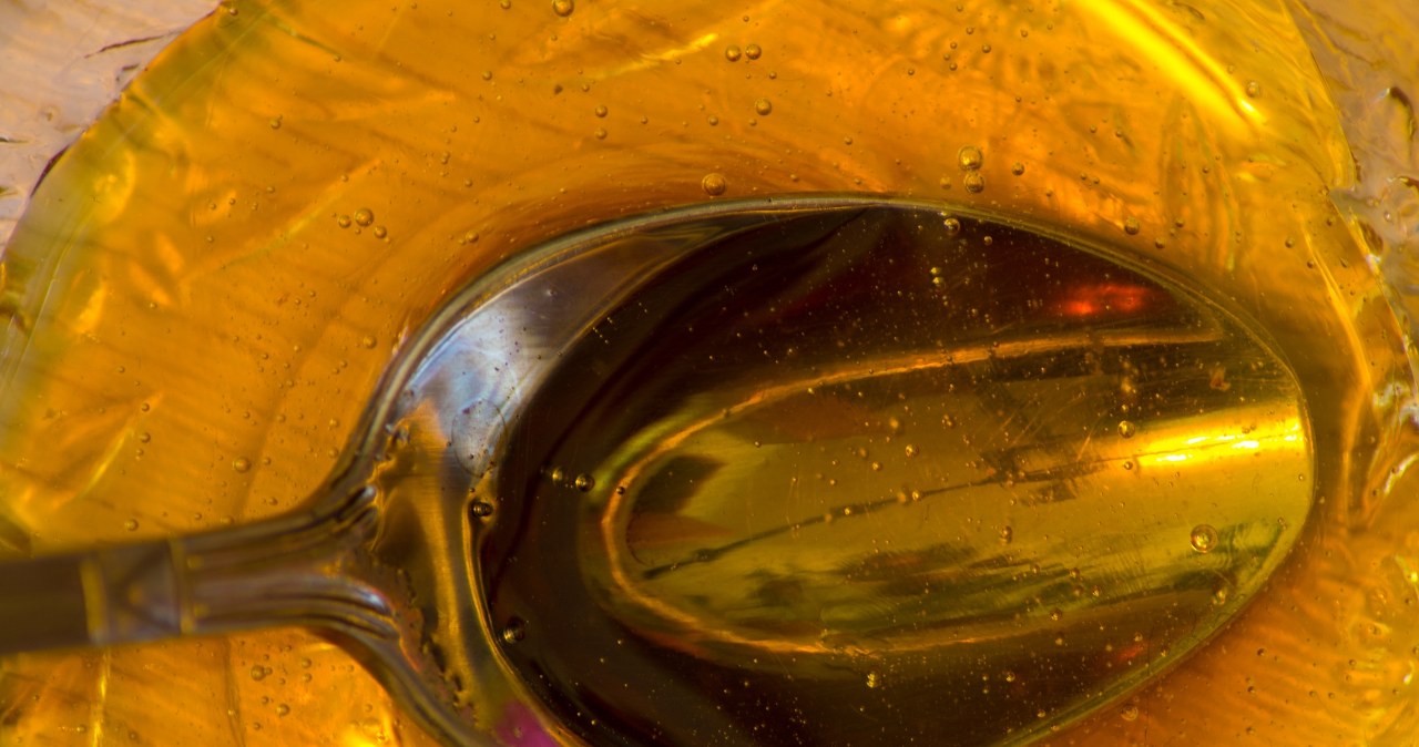 Olej z ostropestu nie jest zbyt częstym składnikiem diety polskiego seniora, a przecież może wspierać wątrobę i jelita /Pixel